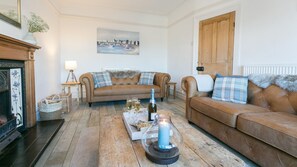 TV, fireplace - Bryn Teg - sleeps 10 guests in 5 bedrooms (Cemaes Bay)