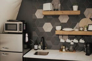 Kühlschrank, Mikrowelle, Wasserkocher mit Kaffee-/Teezubehör, Toaster