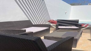 An outdoor seating area with wicker furniture and a glass table. - House with pool (Monastir)