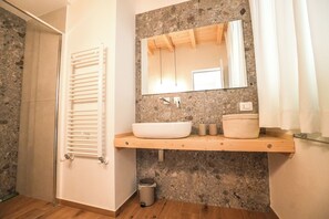 Dusj, hårføner, bidé og håndklær