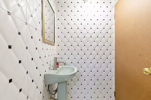 吹风机、毛巾、肥皂、卫生纸