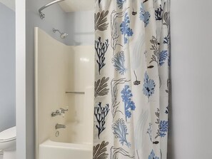 Een douche, een haardroger, handdoeken