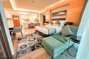Suite studio luxueuse, balcon, vue sur la ville | Coffre-fort, rideaux d’obscurcissement, système d’insonorisation
