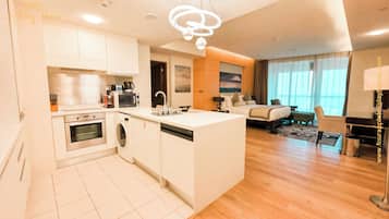 Suite Studio Luxe, balcon, vue ville | Cuisine privée | Machine à expresso, cafetière/bouilloire, bouilloire électrique