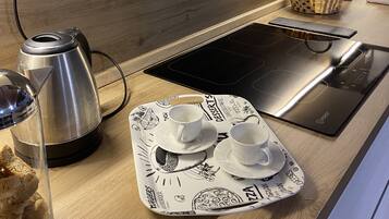 Frigorifero, microonde, forno, piano cottura