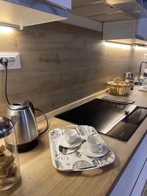 Kühlschrank, Mikrowelle, Ofen, Herdplatte