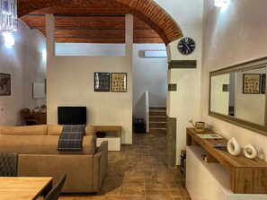 Smart TV, books - Tuscany Home Pistoia (Pistoia, Toscana, Italia)