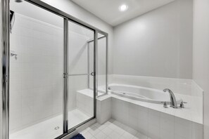 Dusche, Haartrockner, Handtücher