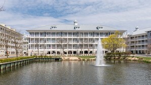 Ein großes, mehrstöckiges Hotel mit Innenhof und einer Fontäne.