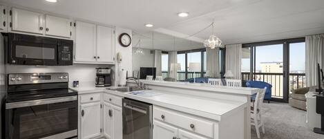 冷蔵庫、電子レンジ、オーブン、コンロ