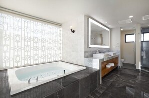 Een douche, handdoeken, zeep, toiletpapier