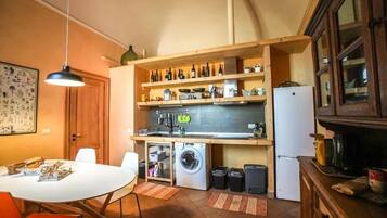 Refrigerador, parrilla de estufa, tetera eléctrica y tostadora