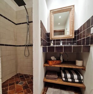 Quarto casal tradicional, vista para o jardim | Banheiro | Produtos de toalete biodegradáveis 