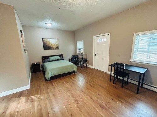 Large room with private bathroom near Whole Foods