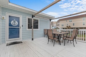 Outdoor dining - Surf St - 2 Block Walk to Beach 3bdr/2Bath with Pet Friendly Fenced Yard (North Myrtle Beach)