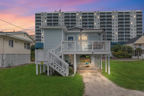 Exterior - Surf St - 2 Block Walk to Beach 3bdr/2Bath with Pet Friendly Fenced Yard (North Myrtle Beach)