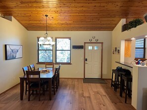 Dining - Private 3-bedroom Cabin in charming Show Low within Torreon (Show Low)