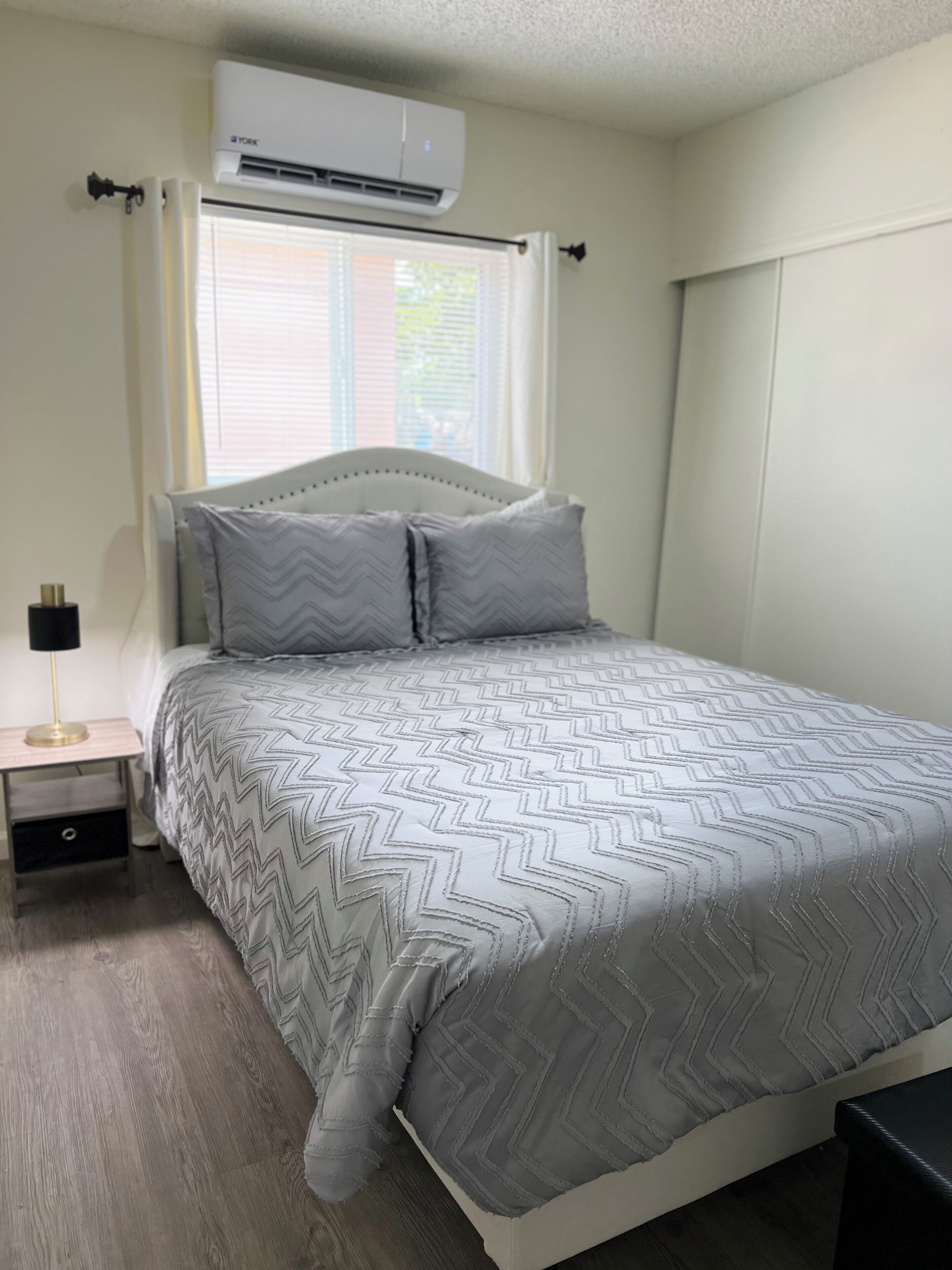 2 habitaciones, tabla de planchar con plancha, wifi y ropa de cama 