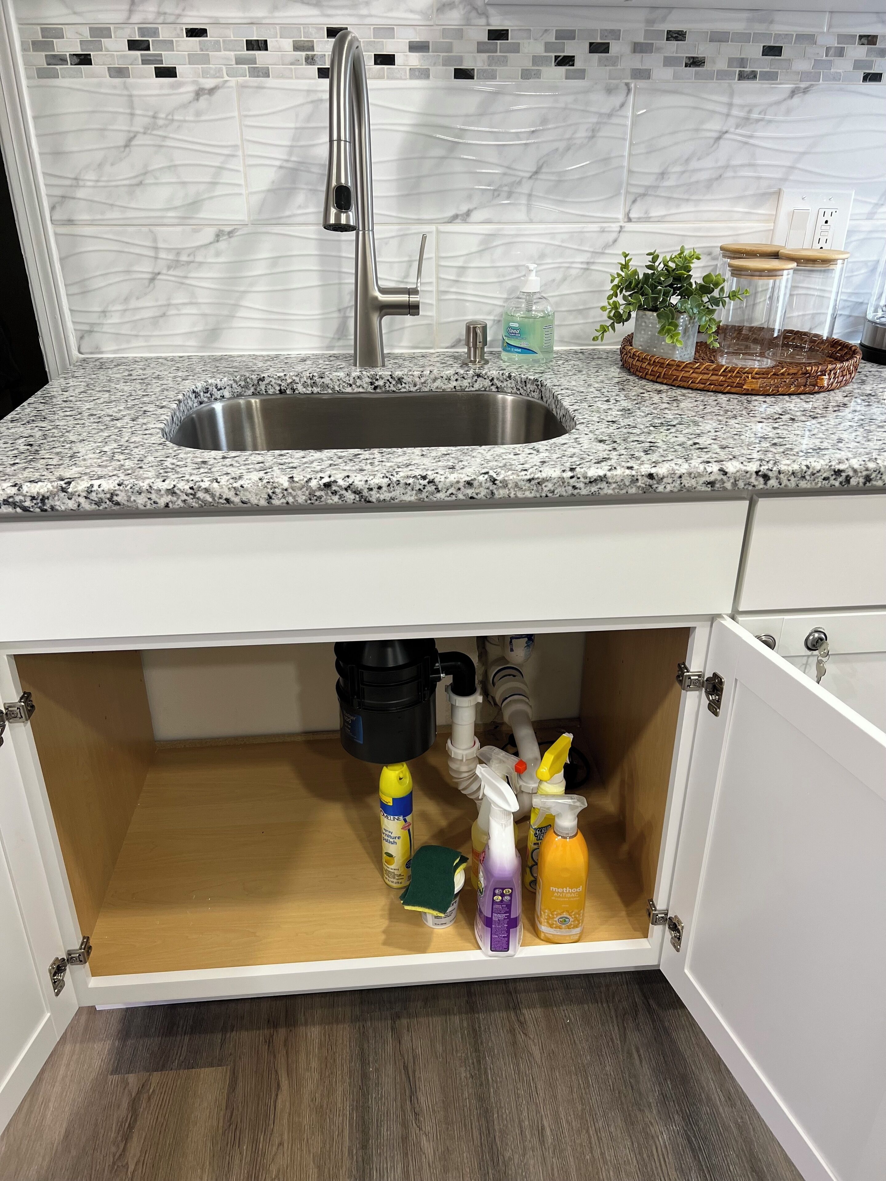 Sèche-cheveux, serviettes fournies, savon, shampoing