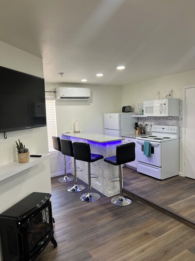 Charming 2-bedroom condo in wonderful Albuquerque with WiFi, AC.