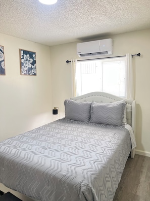 2 bedrooms, iron/ironing board, WiFi, bed sheets - Charming 2-bedroom condo in wonderful Albuquerque with WiFi, AC. (Albuquerque)