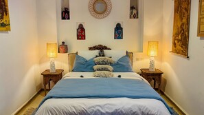 Dobbeltrom – comfort, privat bad | Safe på rommet, blendingsgardiner, lydisolert og wi-fi (inkludert)