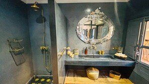 Deluxe Double Room, Private Bathroom | Bathroom | Shower, free toiletries, hair dryer, towels - Riad Instant T (Marrakech)