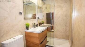 Een douche, een haardroger, handdoeken, zeep