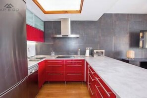 Refrigerador, microondas, lavavajillas y cafetera y tetera 