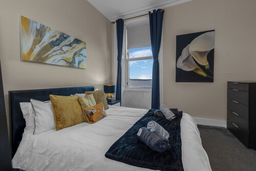 Cosy Edinburgh apartment with, free parking, bus stop & 10 mins to centre.