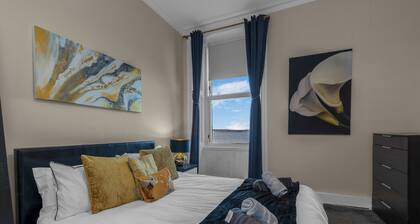 Cosy Edinburgh apartment with, free parking, bus stop & 10 mins to centre.