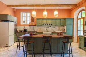 Fridge, microwave, oven, stovetop - Paradise in Provence: Chateau du Jonquier (Mazan)