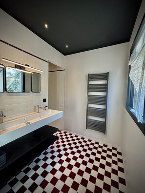 Dusj, hårføner og håndklær