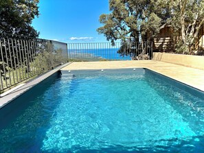 Utendørsbasseng og et oppvarmet basseng