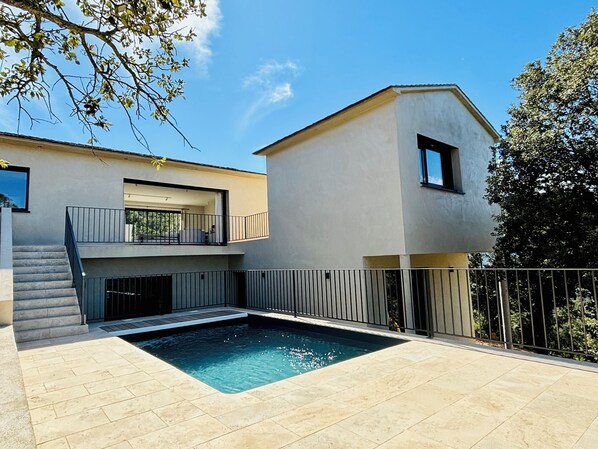 Utendørsbasseng og et oppvarmet basseng