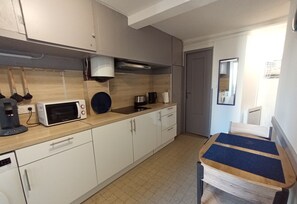 Kylskåp, mikrovågsugn, spishäll och kaffe- och tebryggare