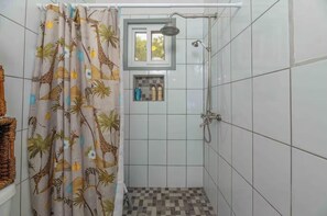 Douche, sèche-cheveux, savon