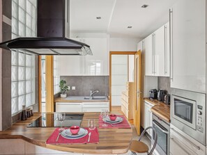 Frigorifero, microonde, forno, piano cottura