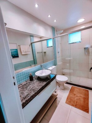 Dusche, HandtĂŒcher, Toilettenpapier