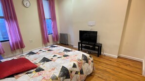 Makuuhuoneessa on sänky, televisio, kello ja patteri.