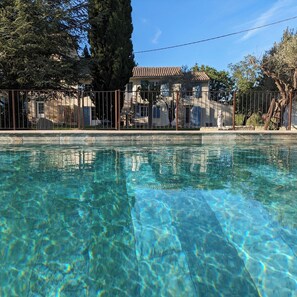 Utomhuspool och uppvärmd pool