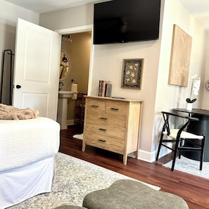 1 chambre, bureau, fer et planche à repasser, literie fournie