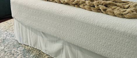 Schreibtisch, Bügeleisen/Bügelbrett, Bettwäsche