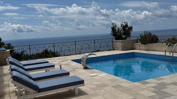 Piscine extérieure (ouverte en saison)