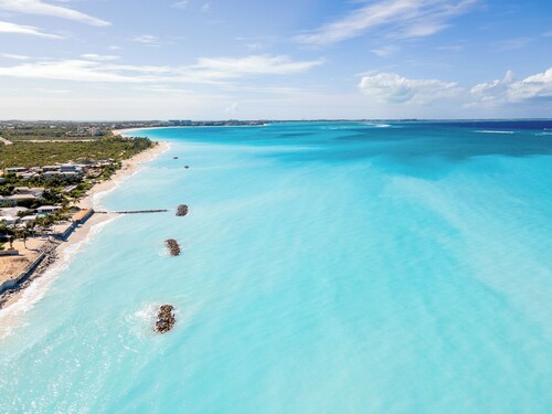 Seashell Breeze Villa - Spacious 5-Bedroom Home with Pool, Steps from the Beach