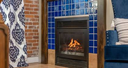 Soaking tub! King bed! Just relax! The Royal Crown.