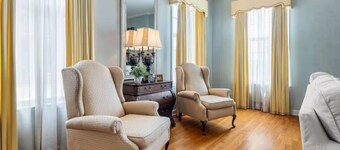 Huge soaking tub! Tons of charm! The Blue Jay!