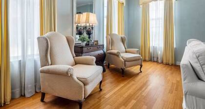 Grand Mansion-Blue Jay suite