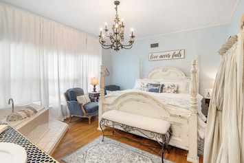 Blue Jay suite with king size bed