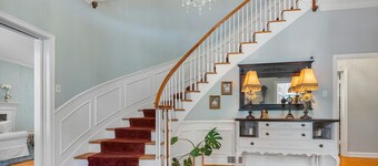 Large suite w/ king bed! The Blooming Garden!